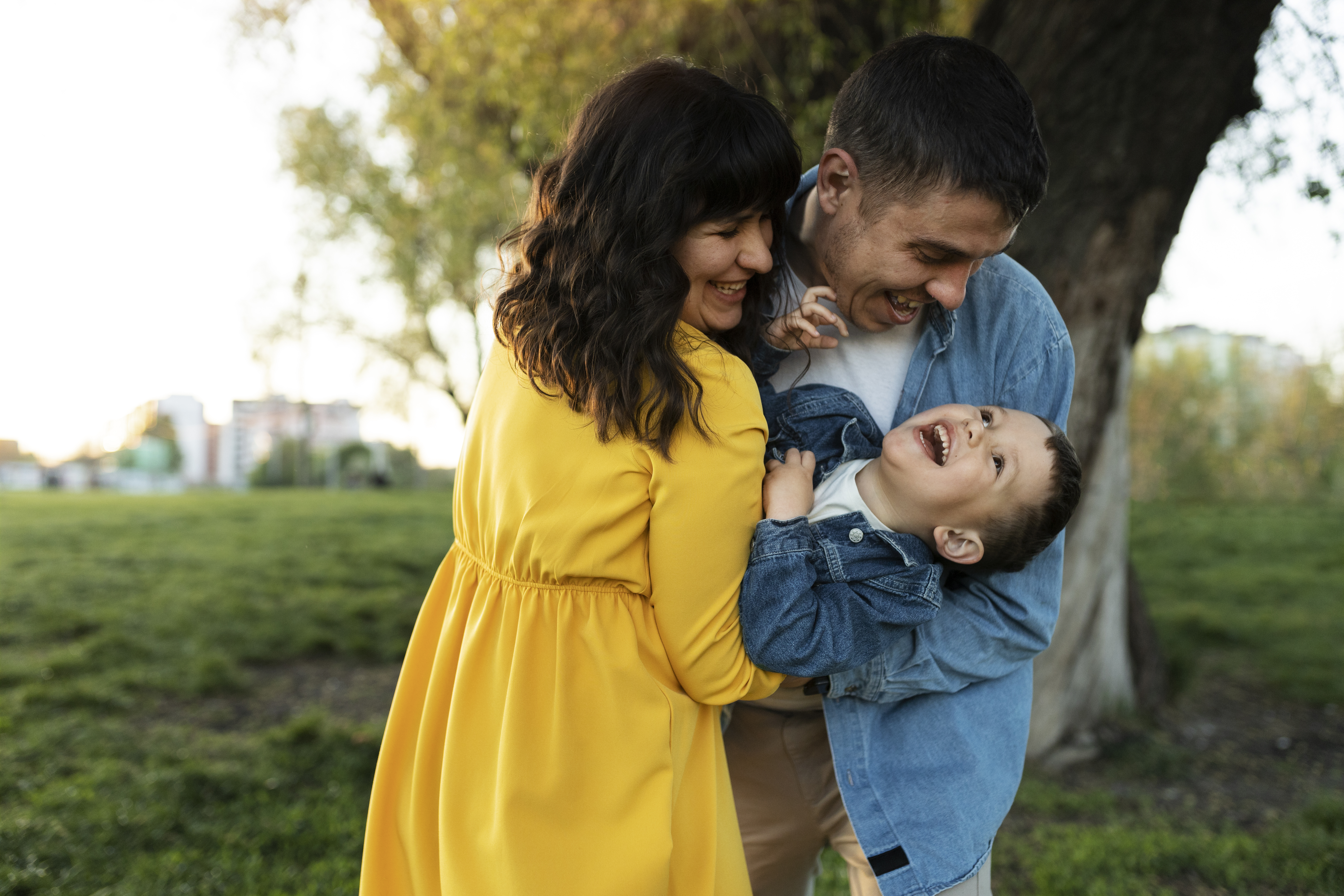 Família sorrindo ao ar livre
